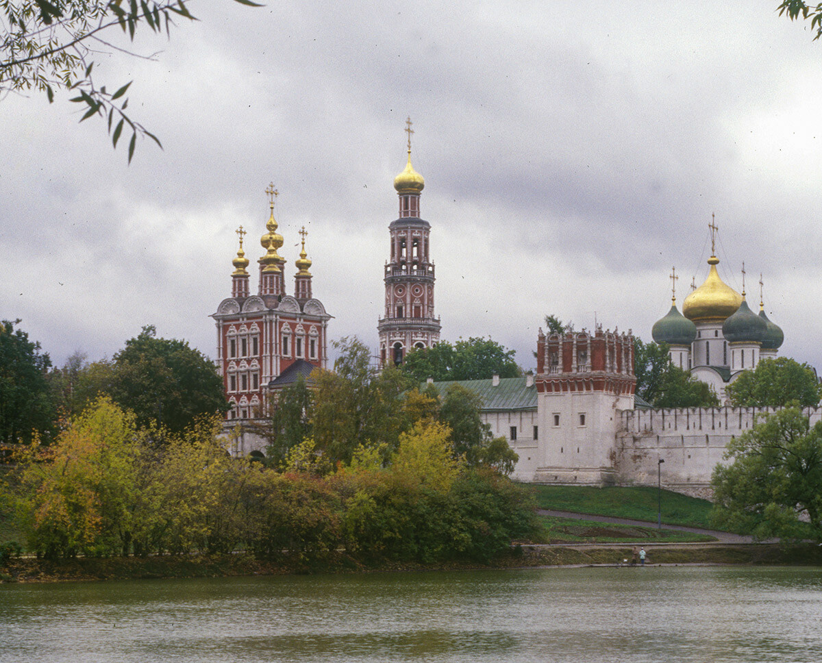 Moscow. Novodevichy (Newmaiden) Convent of the Smolensk Icon. Northwest view across Large Novodevichy Pond. From left: Church of Transfiguration over North Gate; Bell Tower; Lopukhin Tower; Cathedral of Smolensk Icon of the Virgin. October 4, 1997.