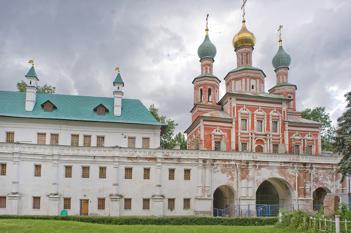 Novodevichy Convent. Church of the intercession over South Gate. South view. Left: Maria Chambers (Marinsky Palaty). June 11, 2015.