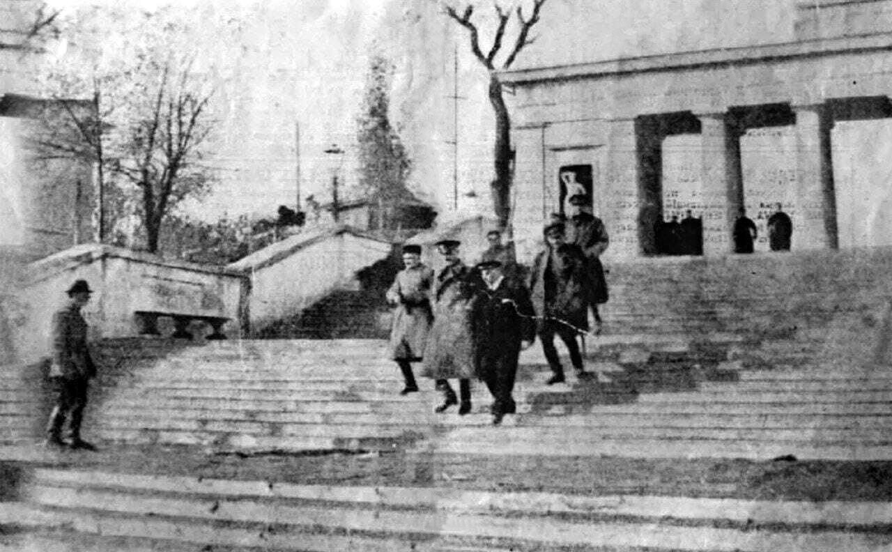 Piotr Wrangel descendo as escadas do cais Grafskaia, em Sevastopol, pela última vez, novembro de 1920.