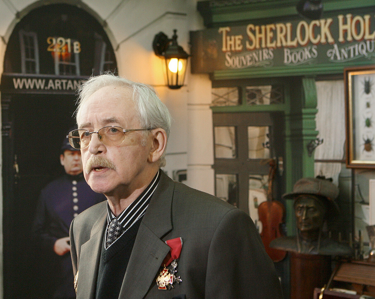 Vassíli Livanov na cerimônia de inauguração do monumento a Sherlock Holmes e Dr. Watson do lado de fora da Embaixada Britânica, na margem Smolenskaya.