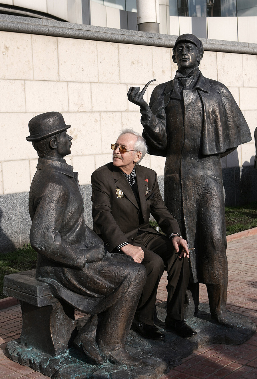 Vassíli Livanov na cerimônia de inauguração do monumento a Sherlock Holmes e Dr. Watson do lado de fora da Embaixada Britânica, na margem Smolenskaya.
