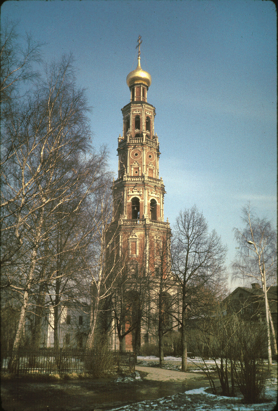 Monastère Novodievitchi. Vue ouest du clocher et des églises Saint-Jean et Saints-Barlaam-et-Joséphat. Photographie prise par William Brumfield le 8 mars 1972.