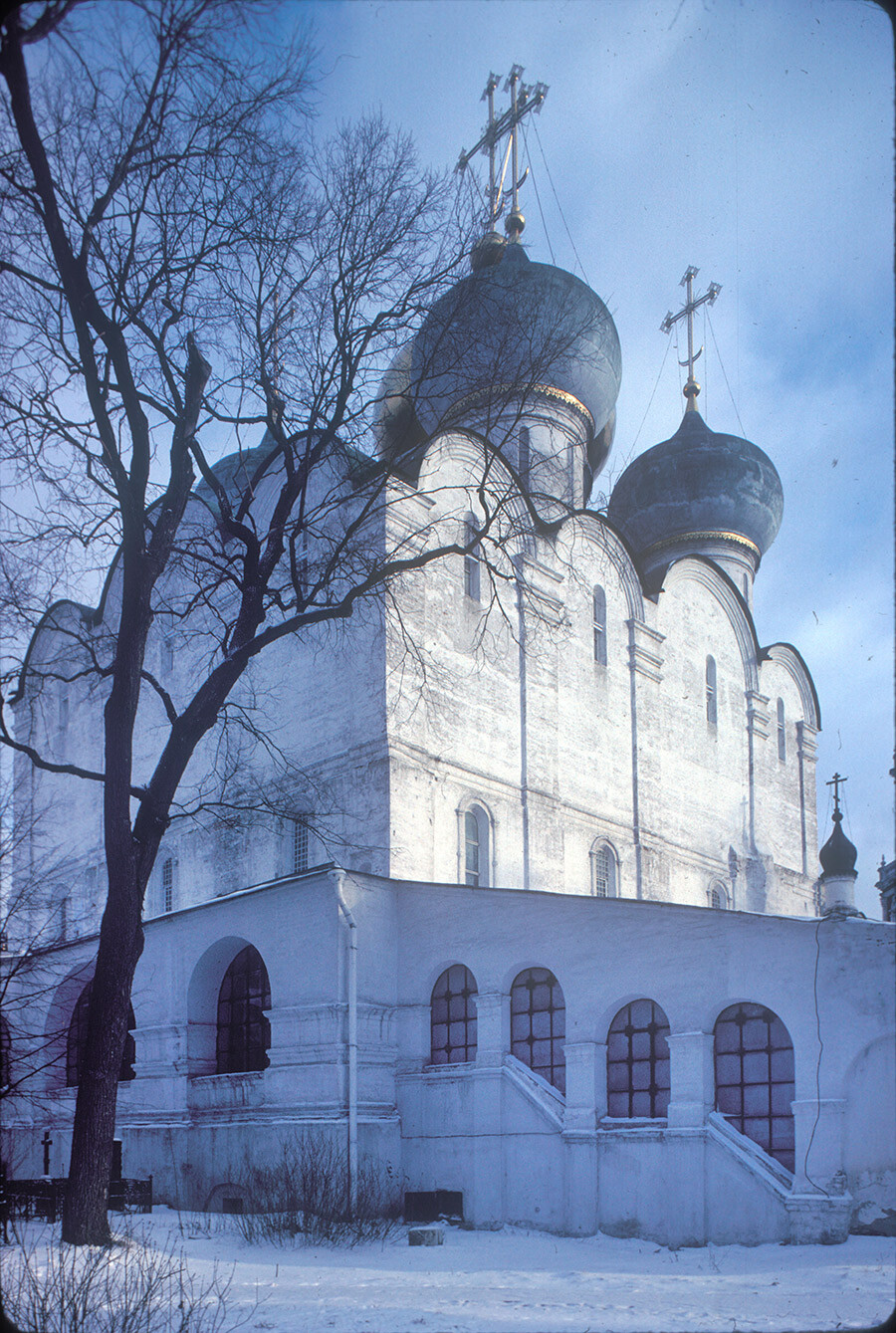 Vue sud-ouest de l’église de l’icône de la Vierge de Smolensk. Au premier plan : la galerie où se trouve l’escalier d’accès. Photographie prise par William Brumfield le 17 décembre 1983.