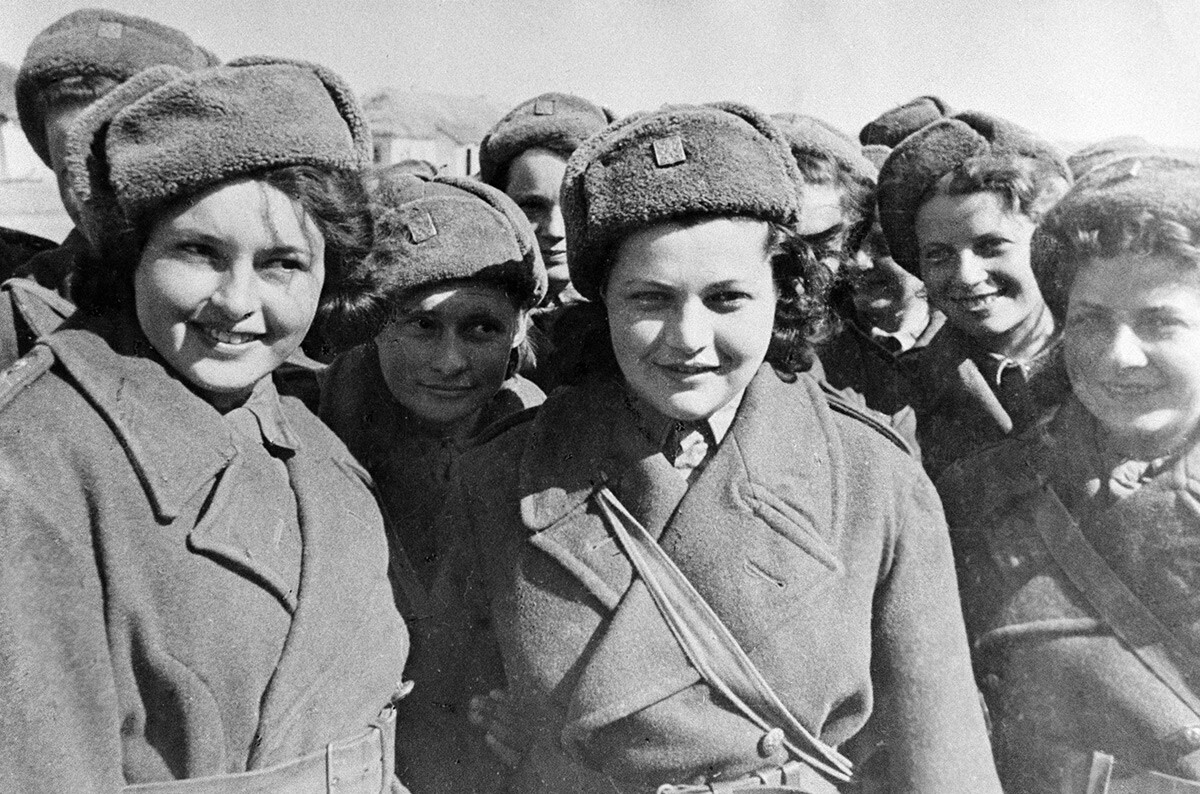 Nurses and signalers of the Czech unit.