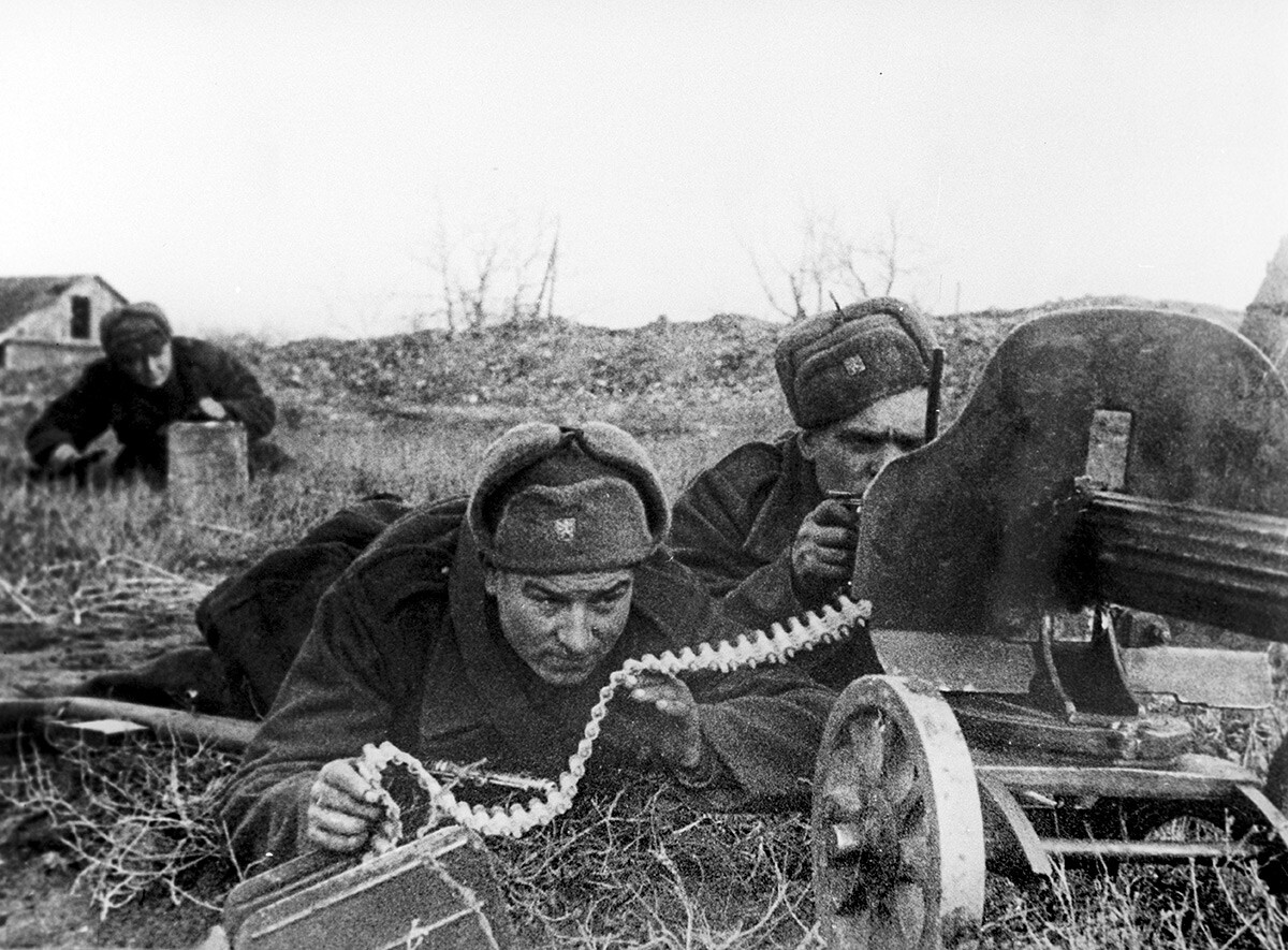 A machine gun crew of a Czechoslovak infantry brigade. December, 1943. 