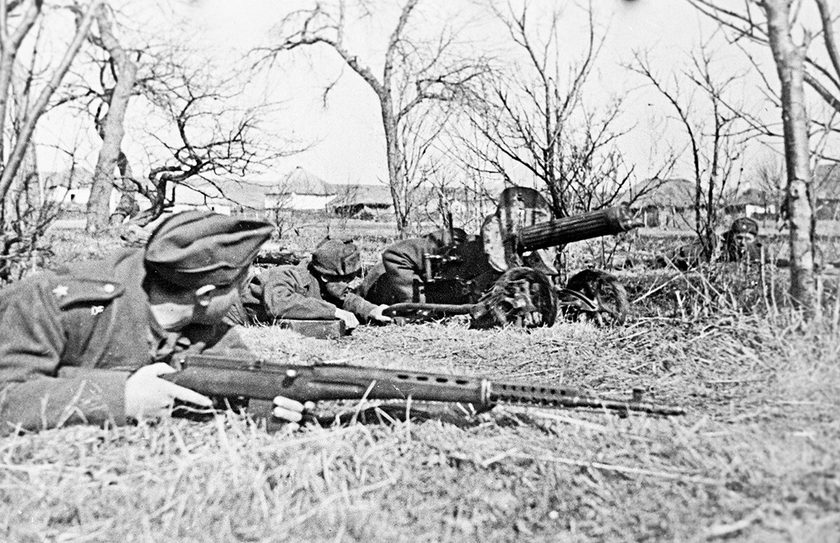 Batalha da vila de Sokolovo, região de Carcóvia. Soldados da 1ª Brigada de Infantaria Independente da Tchecoslováquia em posição de tiro, maio de 1943.