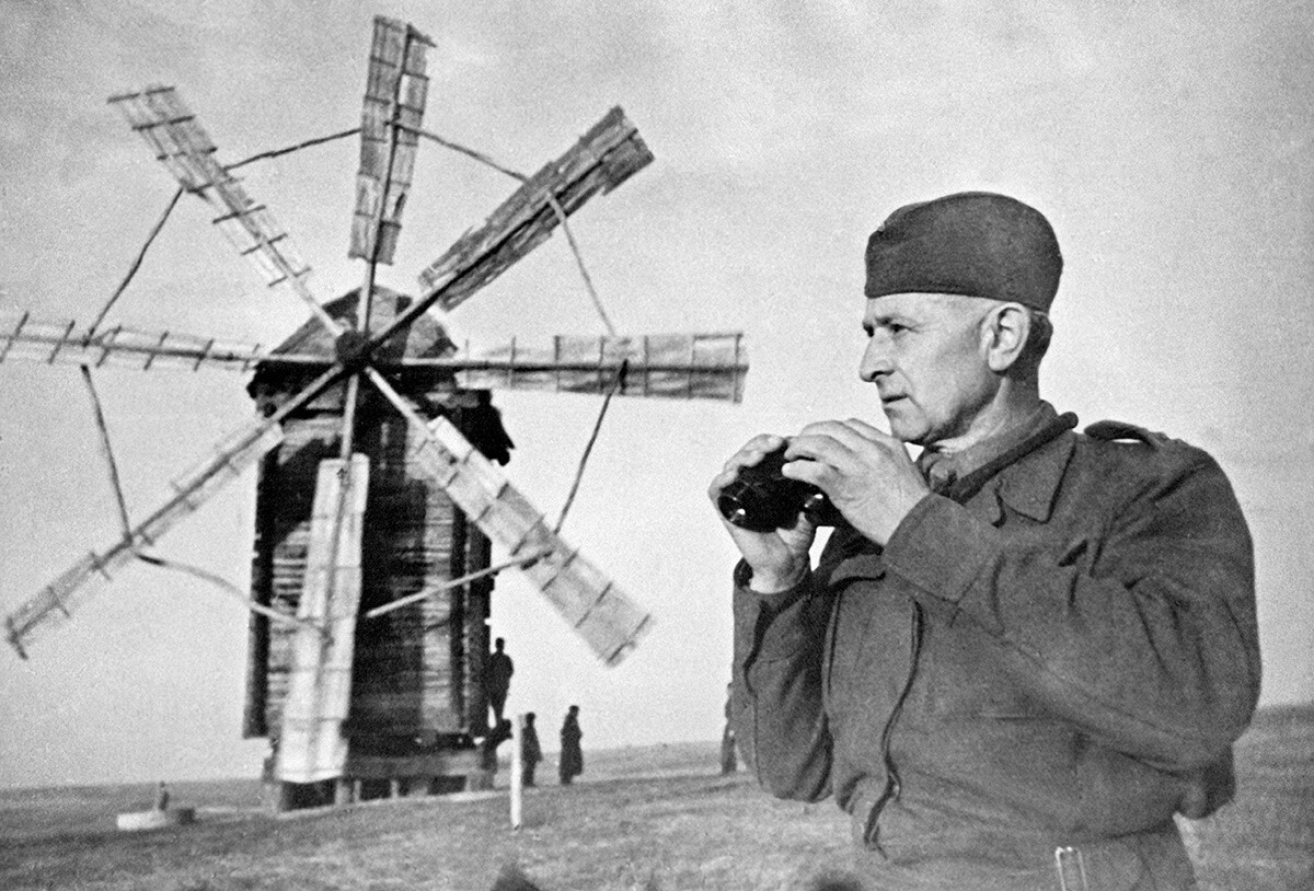 General, comandante do 1º Corpo do Exército da Tchecoslováquia, Ludvík Svoboda no posto de observação.