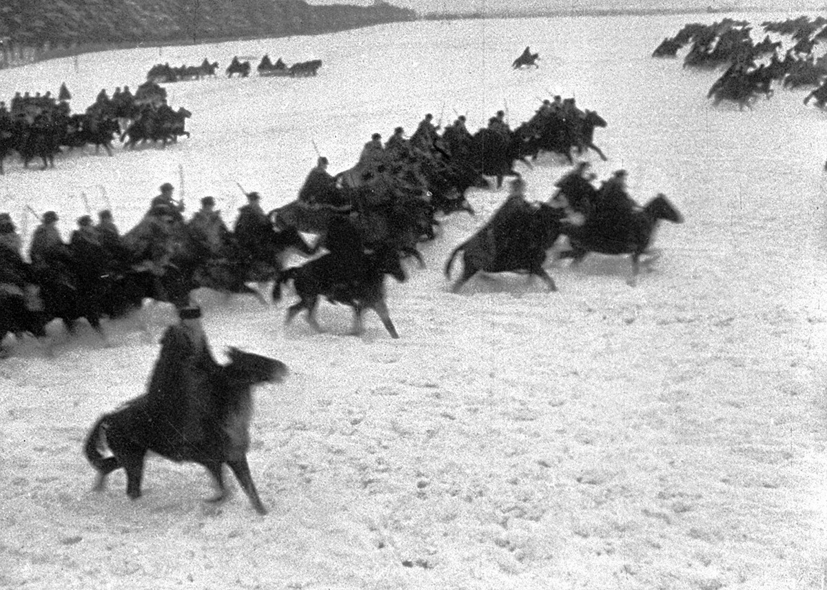 La Gran Guerra Patria de 1941-1945. Contraofensiva del Ejército Rojo cerca de Moscú. Caballería soviética del 1er Cuerpo de Caballería de la Guardia del Frente Occidental del general de división Pável Belov al ataque. Fotograma del documental 'Derrota de las tropas alemanas cerca de Moscú'.