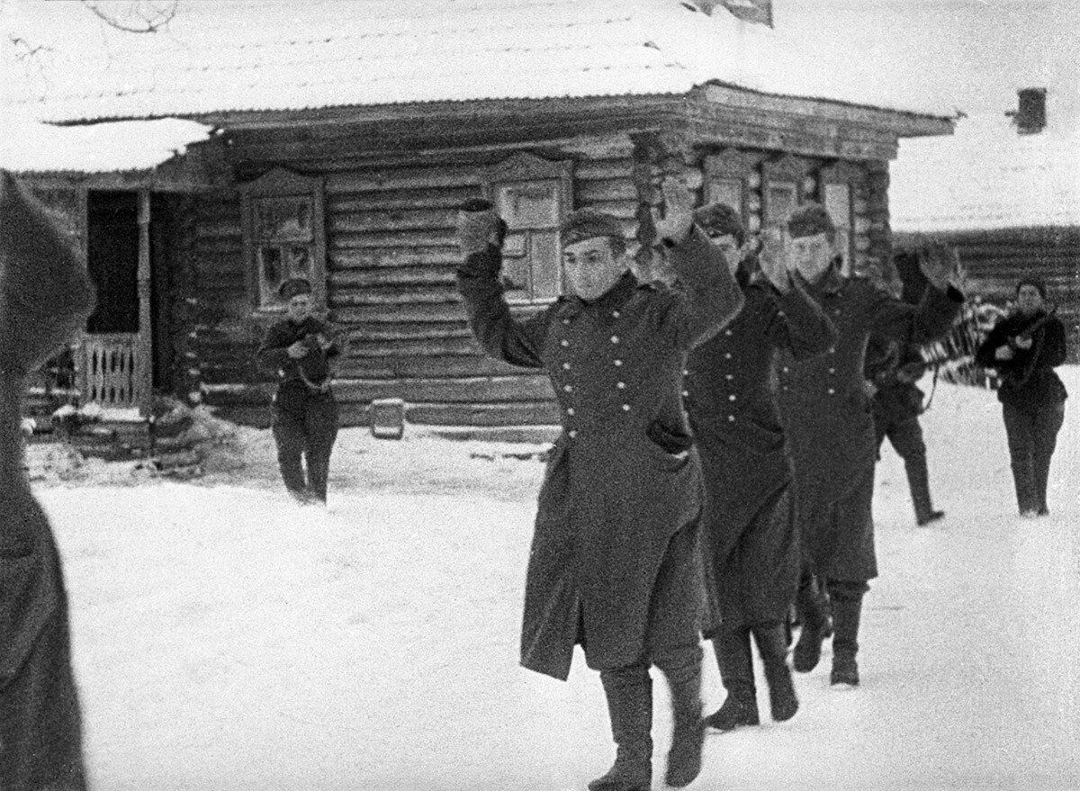 Soldados del ejército nazi se rinden. Fotograma del documental 'La derrota de las tropas alemanas cerca de Moscú'.