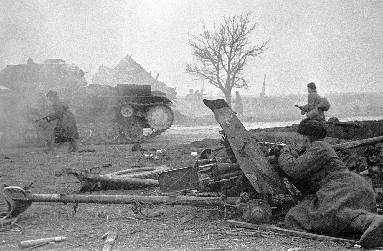 Soldats soviétiques dans la banlieue de Varsovie