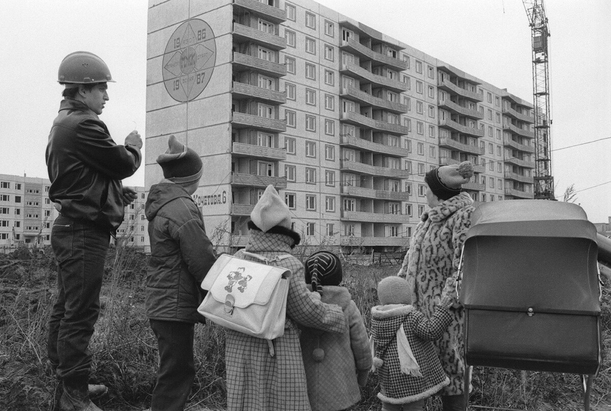 1º de novembro de 1986. Família em frente à sua futura casa.