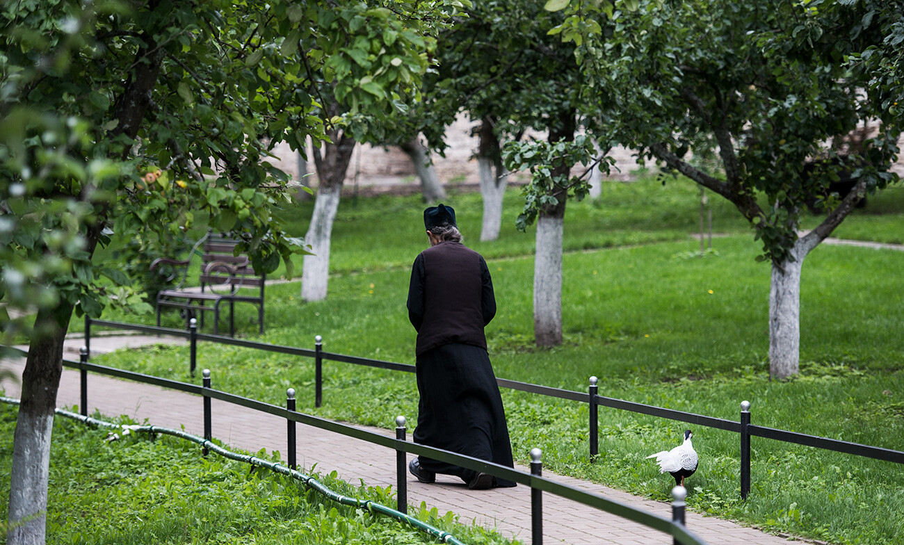 Un monje del Monasterio de las Cuevas de Pskov