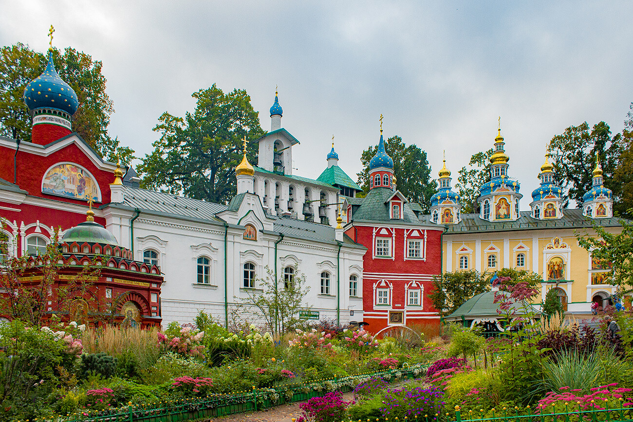 Conjunto del monasterio de de las Cuevas de Pskov con campanario

