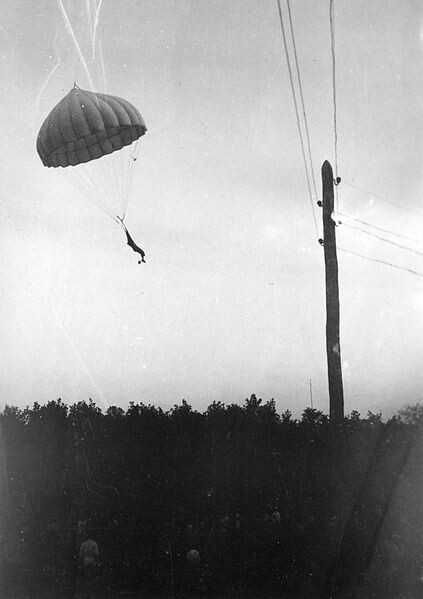 Ensayo de salto en paracaídas desde una torre. 1935.