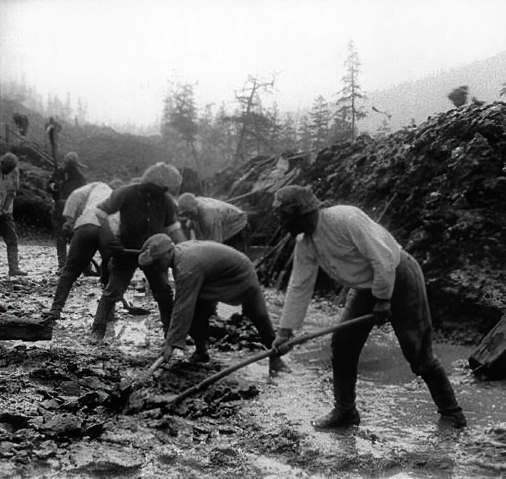 Prisioneros del Gulag construyen un puente sobre el río Kolimá