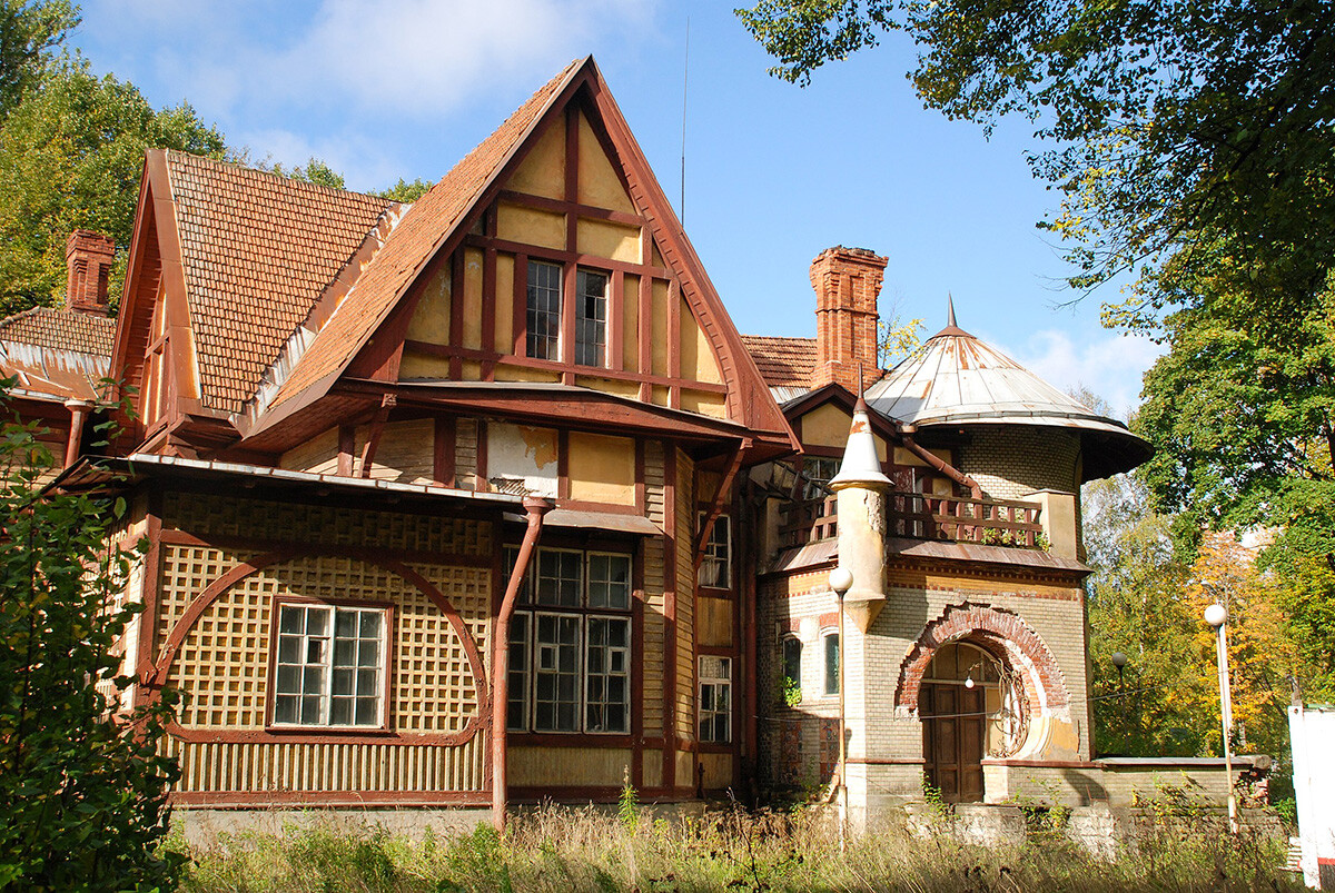 The mansion before the recent restoration