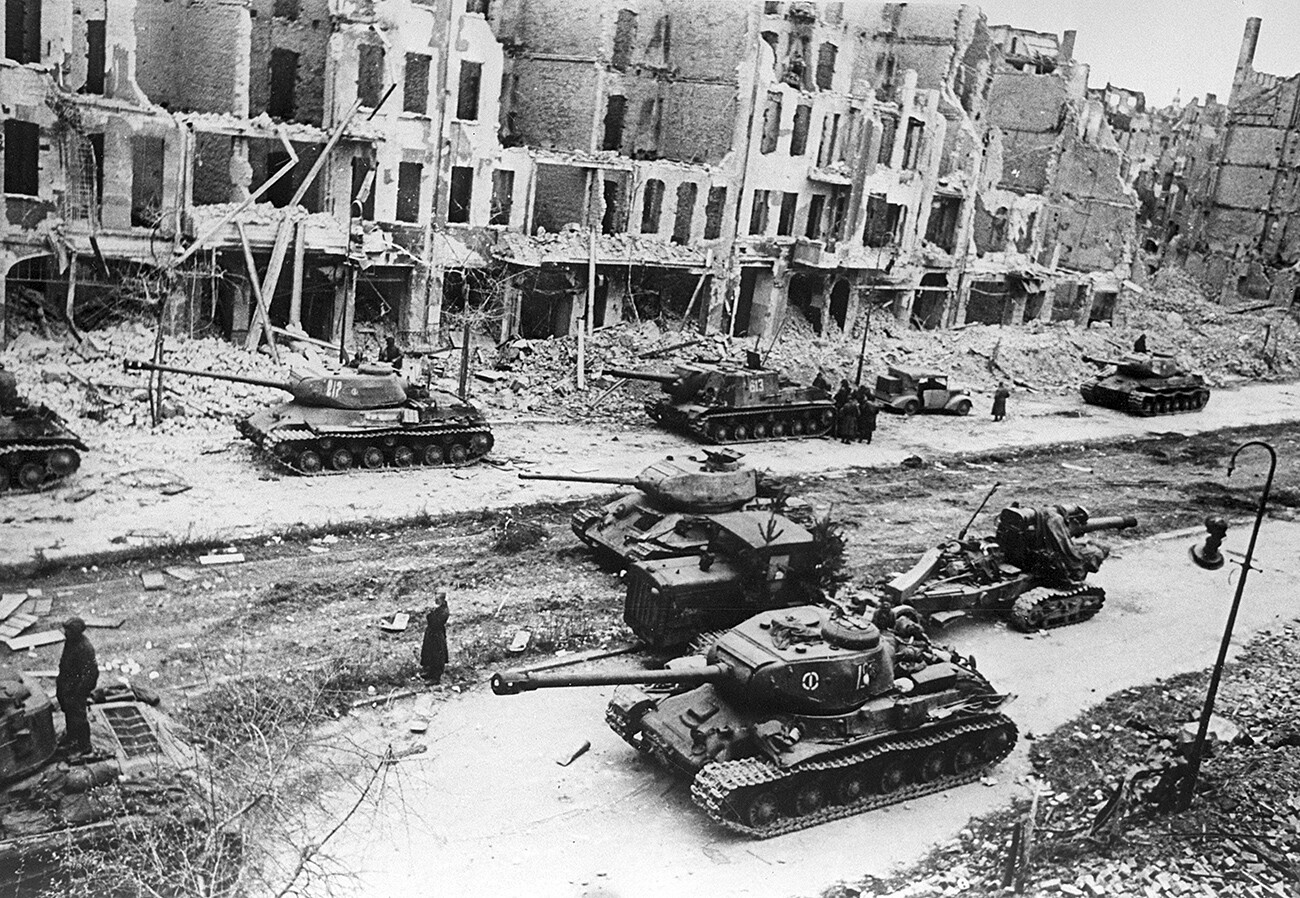 Tanques soviéticos rumbo al centro de Berlín, 1945. 