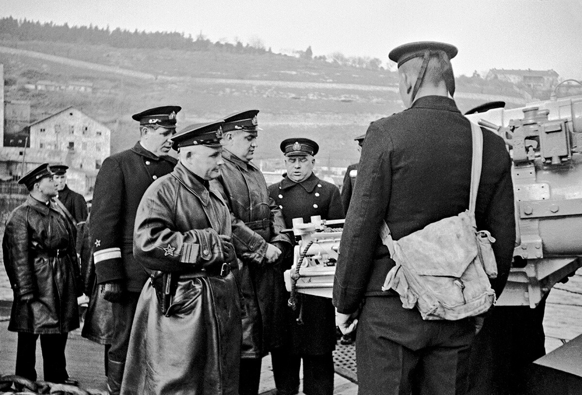 Black Sea Fleet Commander Vice-Admiral Filipp Oktyabrsky and Military Council member Divisional Commissar Nikolai Kulakov (center) talk with Black Sea Fleet sailors.