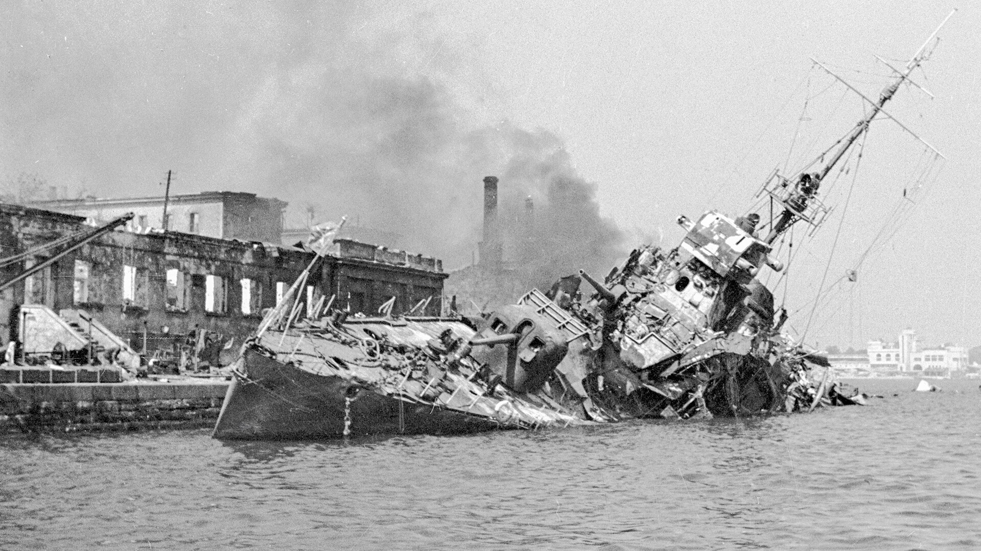 The destroyer of the 'Svobodny' project, sunk on June 10, 1942 in Sevastopol Bay by a massive air raid by German dive bombers.