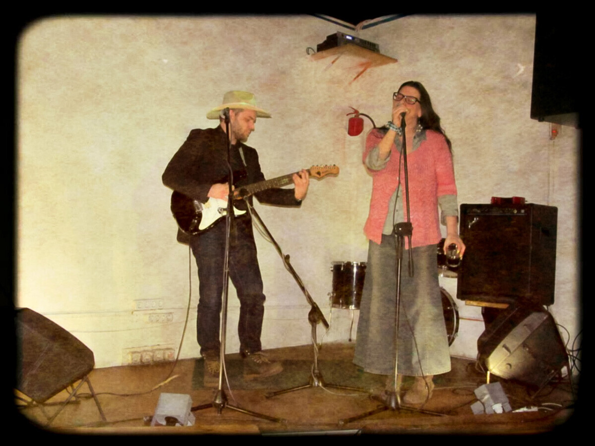 Cantando en un bar.