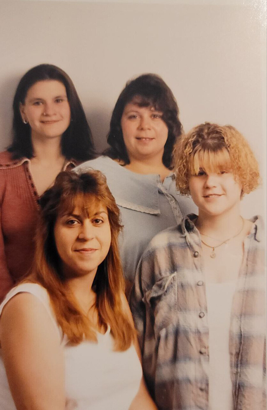 Jessica (arriba a la izquierda) con sus hermanas, 1996.