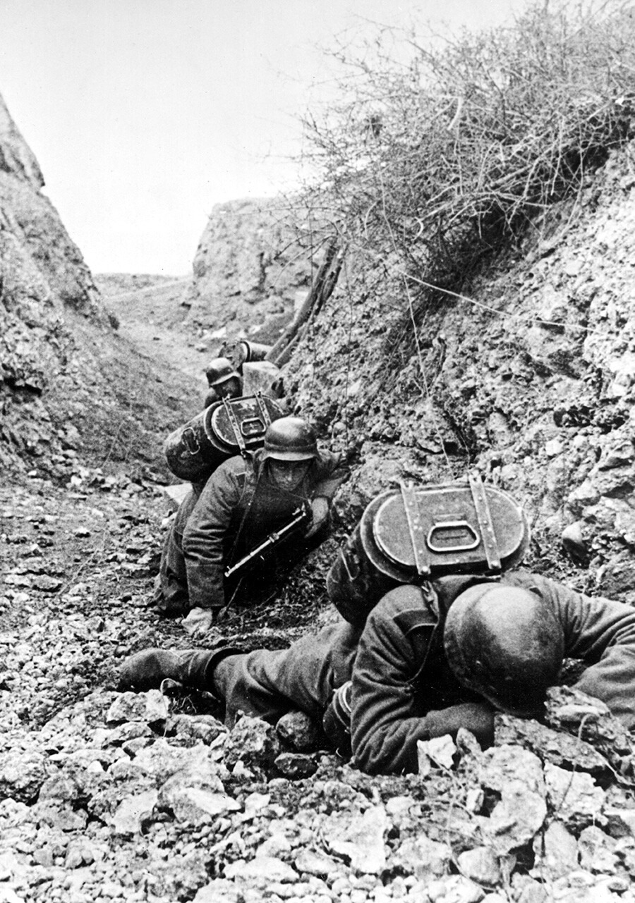 Patrulha de transporte de alimentos do exército alemão escondida em uma ravina para evitar a artilharia russa defendendo Sevastopol, novembro de 1941.