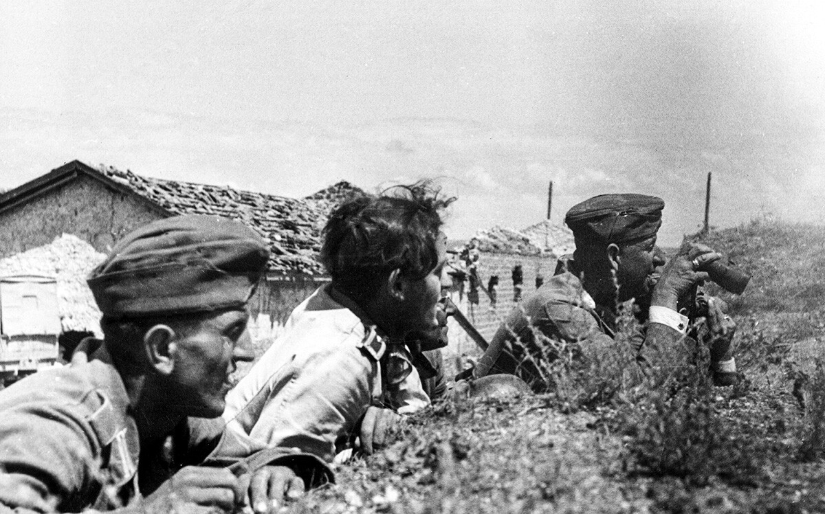 General Erich von Manstein, comandante do 11º exército alemão, observando a situação nos arredores de Sevastopol, junho de 1942.