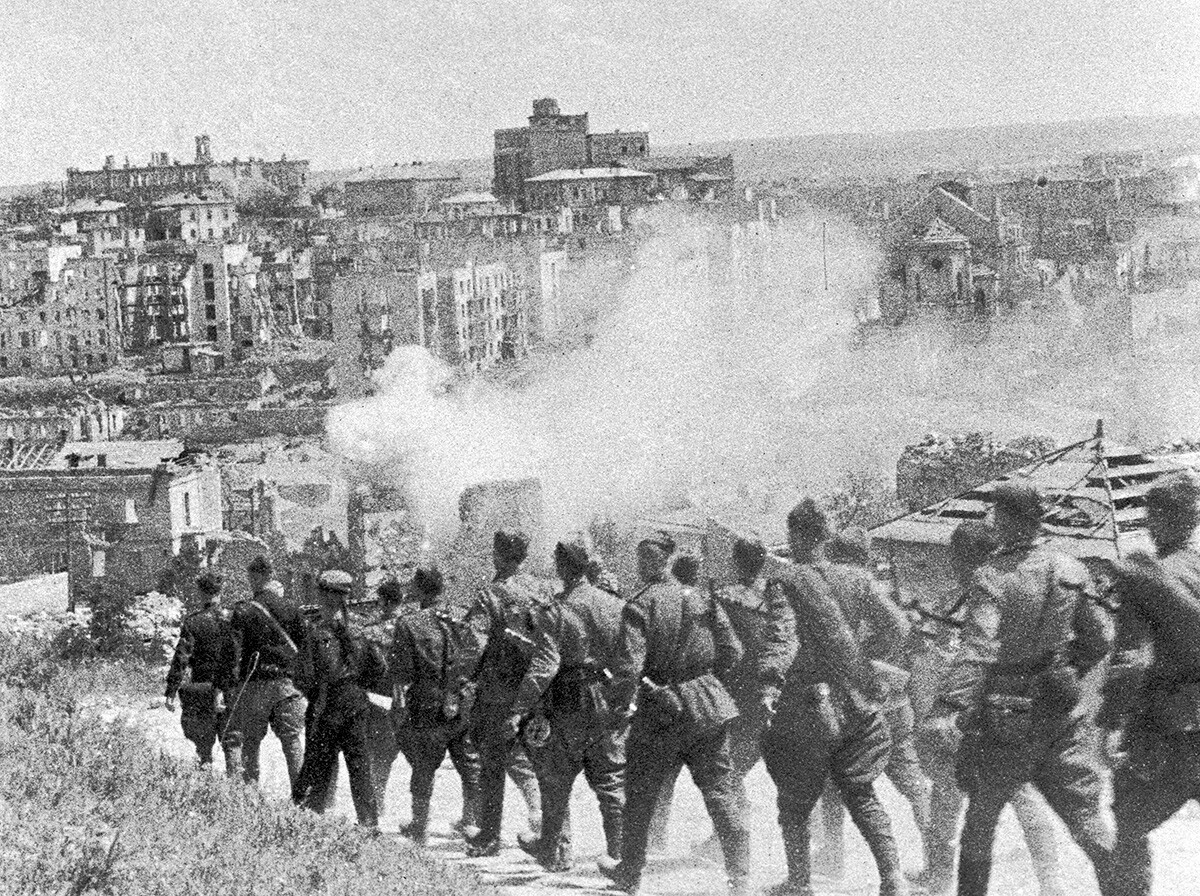 Defesa de Sevastopol. Exército Primórski, parte das tropas da frente do Cáucaso do Norte, entra em Sevastopol, junho de 1942. Em 30 de junho, o inimigo conseguiu invadir cidade.