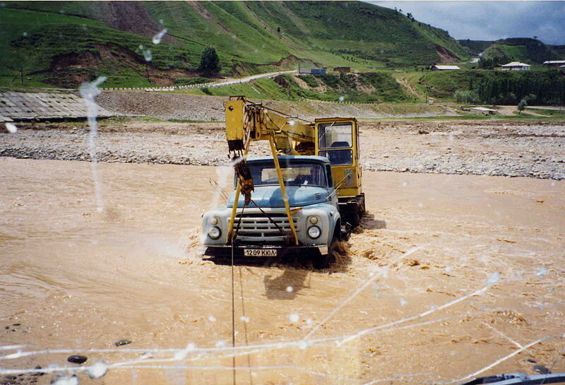 Grúa ZIL -130 cruzando un río en Tayikistán.