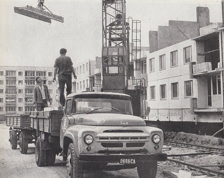 Camión ZIL siendo usado en una construcción en Polonia. 1975.