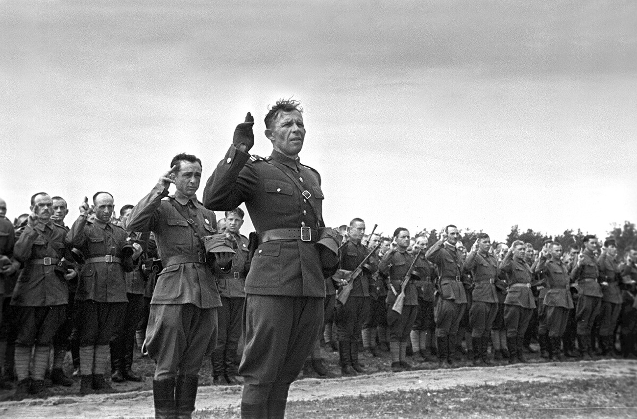 Soldiers of the 1st Polish Tadeusz Kosciuszko Infantry Division take the oath.