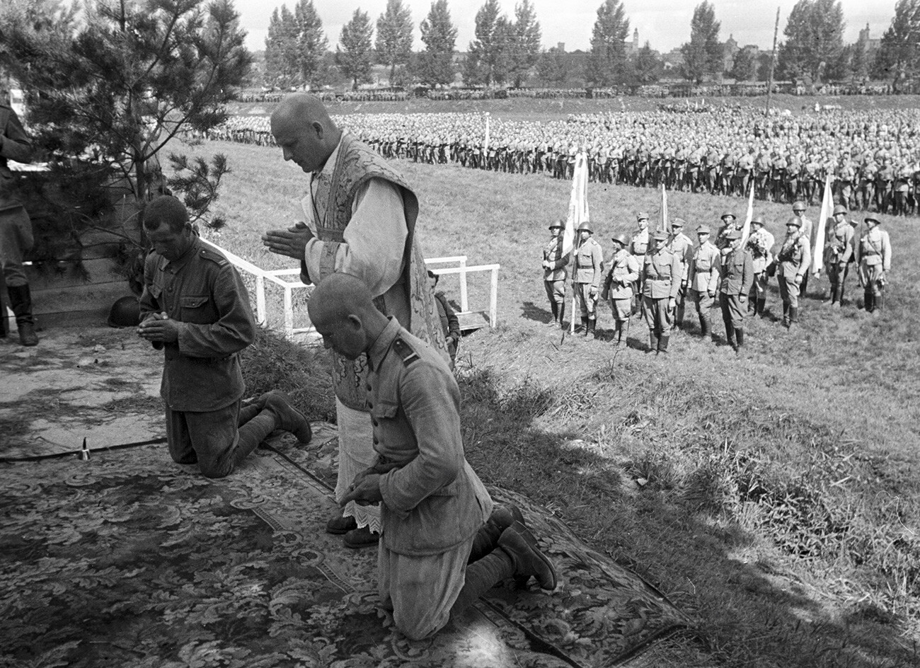 Prayer service before the departure of a military unit of the Polish Army to the front.