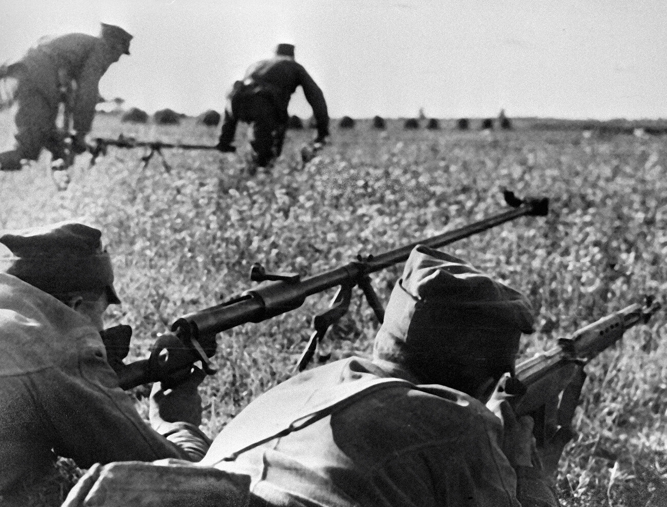 Anti-tank rifle crews of the Polish Army take up firing positions on the approaches to the city of Siedlce.