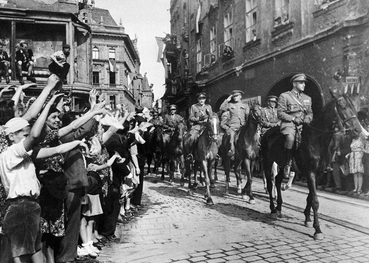 Los habitantes de Praga saludan a los guerreros del 1er Cuerpo de Ejército Checoslovaco.