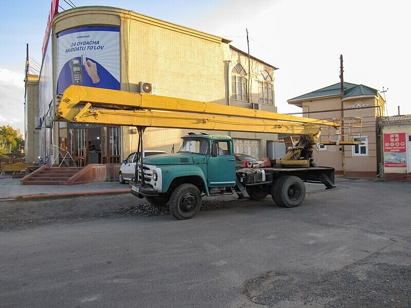 ZIL-130, o caminhão soviético que virou guindaste (FOTOS)