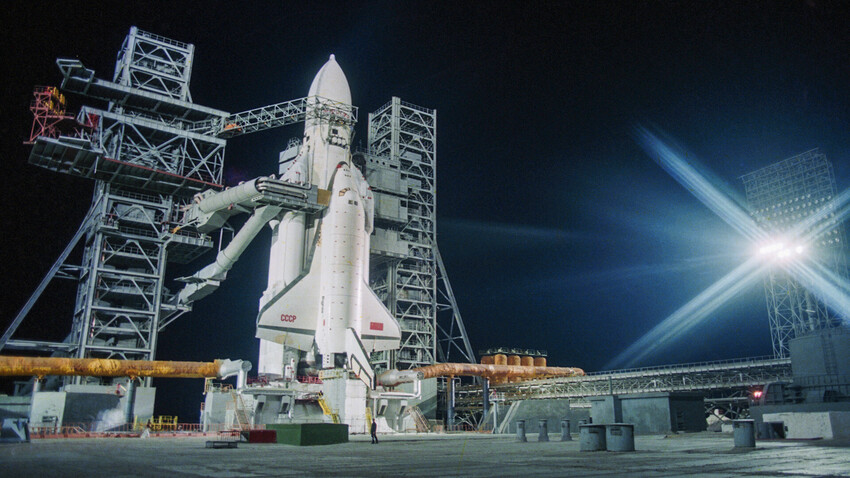 Foguete Energia com espaçonave Buran durante os preparativos para o primeiro lançamento na plataforma do Cosmódromo de Baikonur, 1988