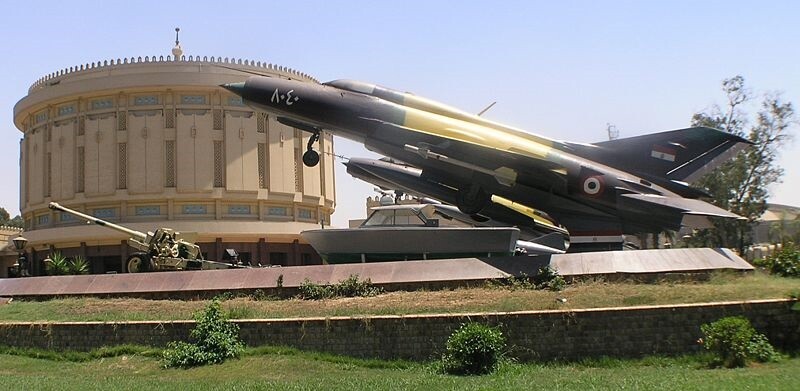 Monumento a un MiG-21 situado en El Cairo.