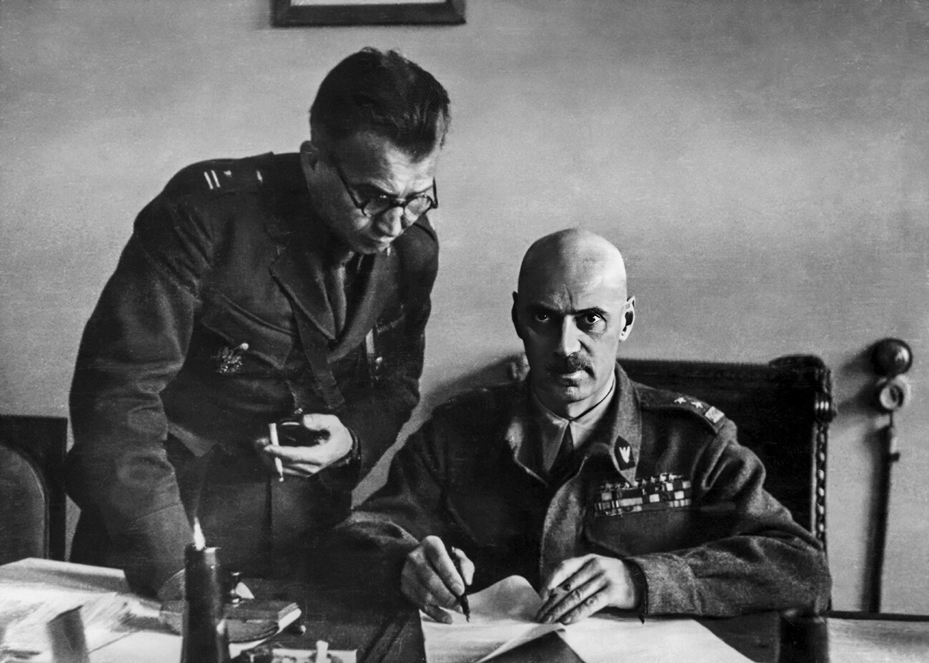 General Władysław Anders, comandante do Exército polonês na URSS, em seu gabinete com o coronel Leopold Okulicki, 1941-1942.