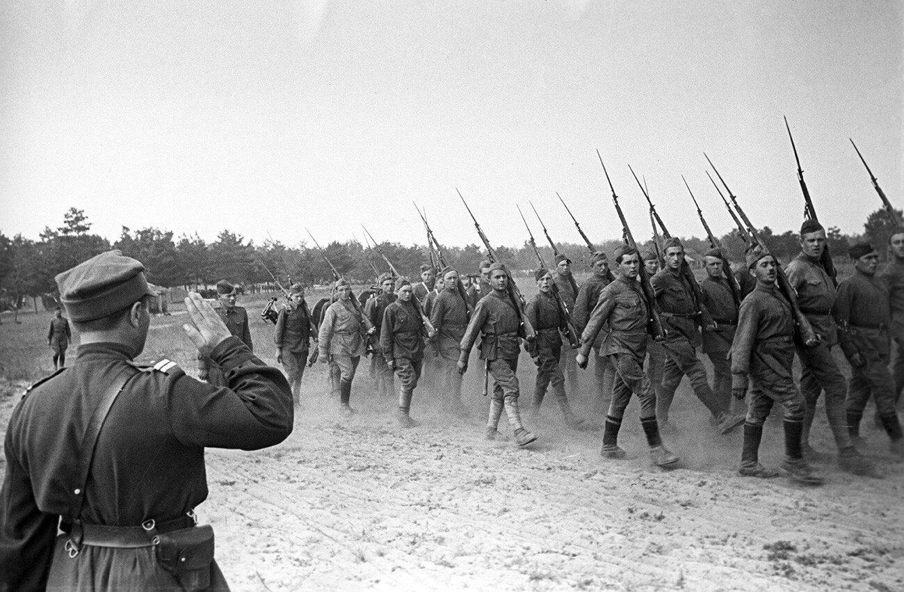 A 1ª Divisão de Infantaria Polonesa de Varsóvia, nomeada em homenagem a Tadeusz Kościuszko, formada no verão de 1943, é enviada para a frente em setembro de 1943.