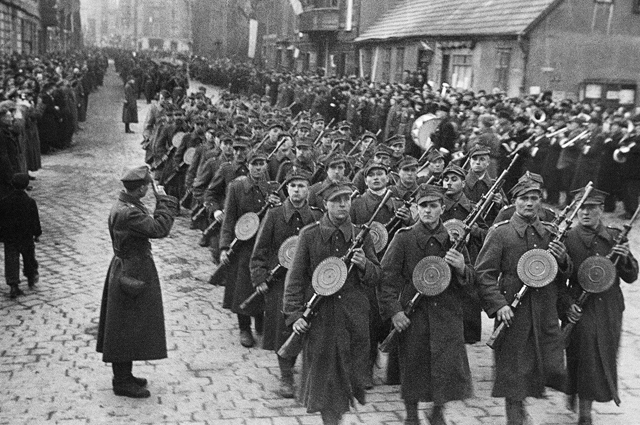 Soldados do Exército polonês caminham pelas ruas da cidade de Lublin, libertada dos nazistas.