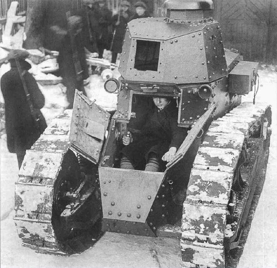 Трофейный танк Renault FT-17 (без вооружения) на Сормовском заводе. Зима 1919 года.