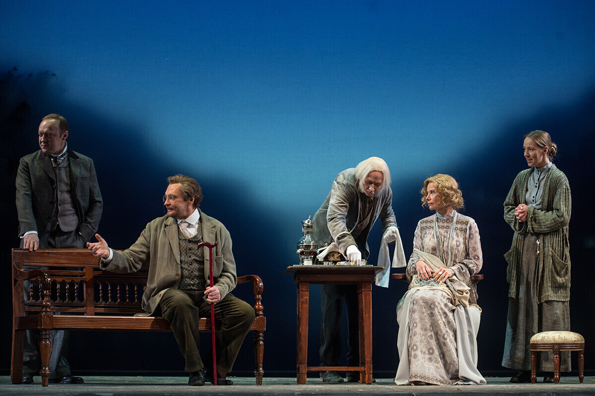 Cena da peça ‘O Jardim de Cerejeiras’ dirigida por Andrei Kontchalovski no Teatro Mossovet. Iúlia Vissótskaia (de vestido branco) como Ranêvskaia.