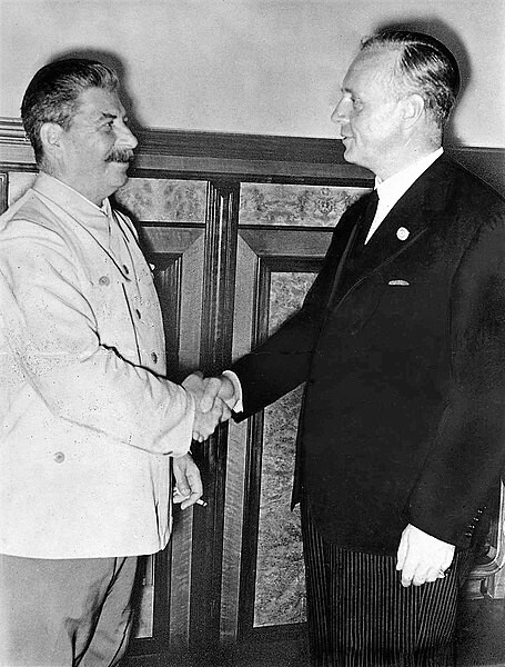 Stalin y Ribbentrop, el ministro de exteriores germano, se saludan en el Kremlin.