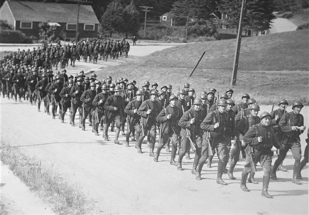 Soldats du Corps expéditionnaire belge des autos-canons-mitrailleuses en Russie, après leur arrivée à San Francisco, mai 1918 