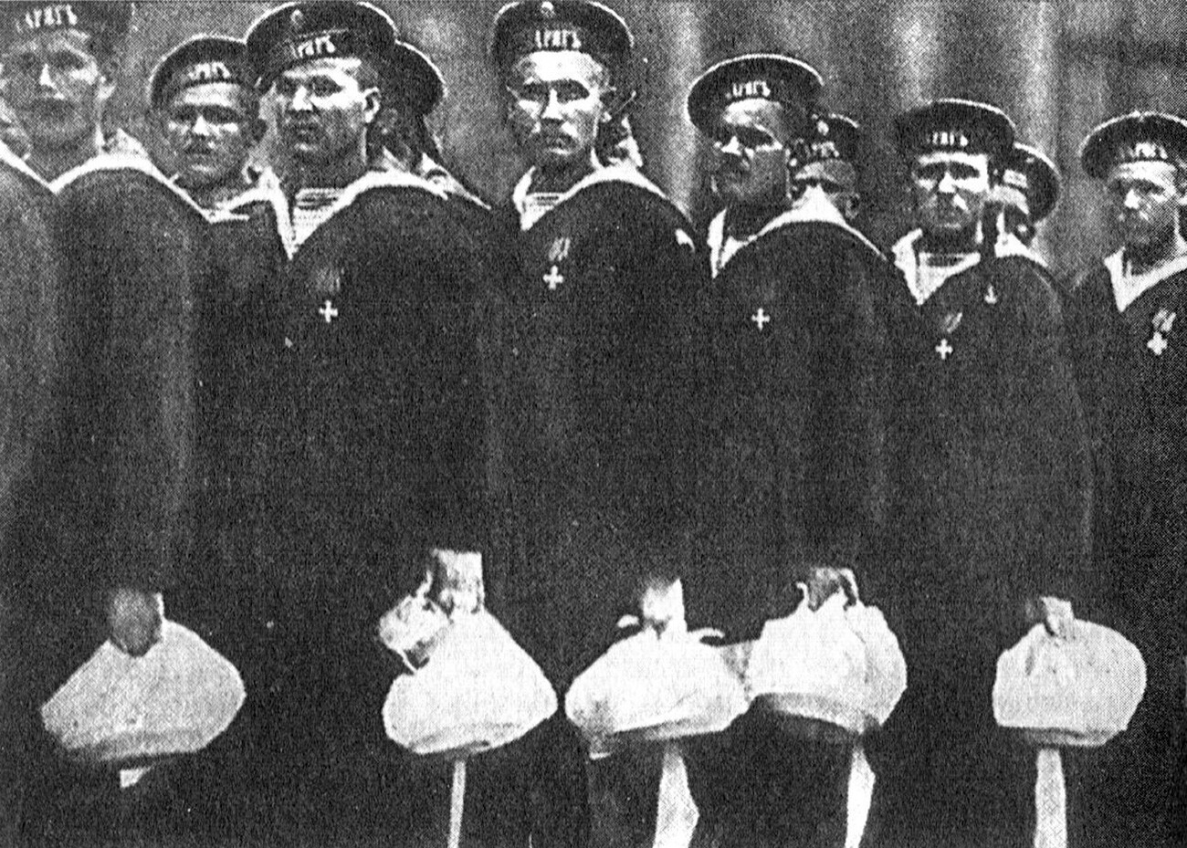 Miembros de la tripulación del crucero Variag con regalos en la plaza Známenskaya. San Petersburgo. 1904 