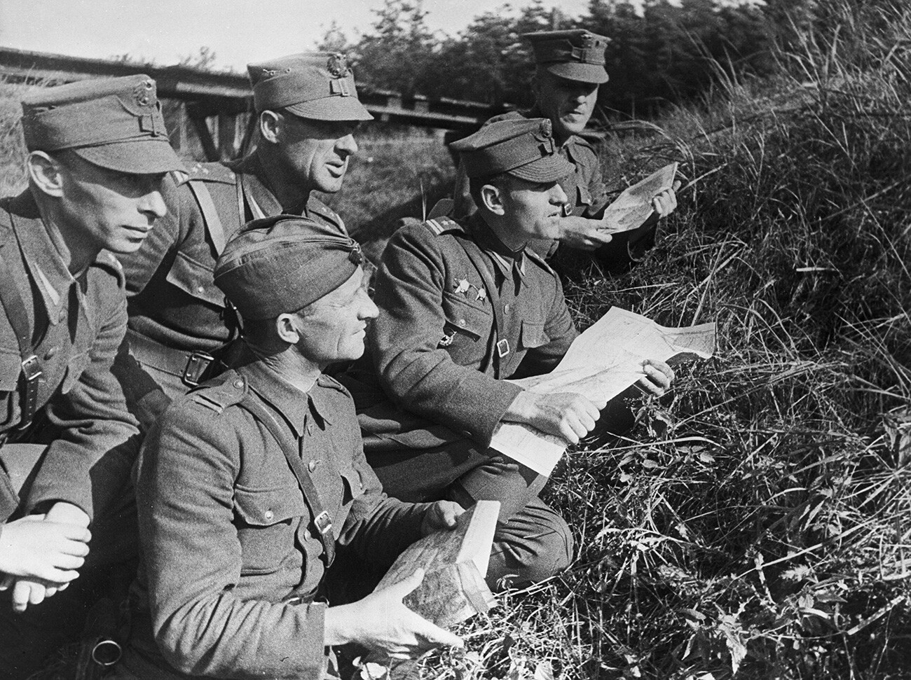 Oficiales polacos durante el reconocimiento de la zona antes de la batalla.