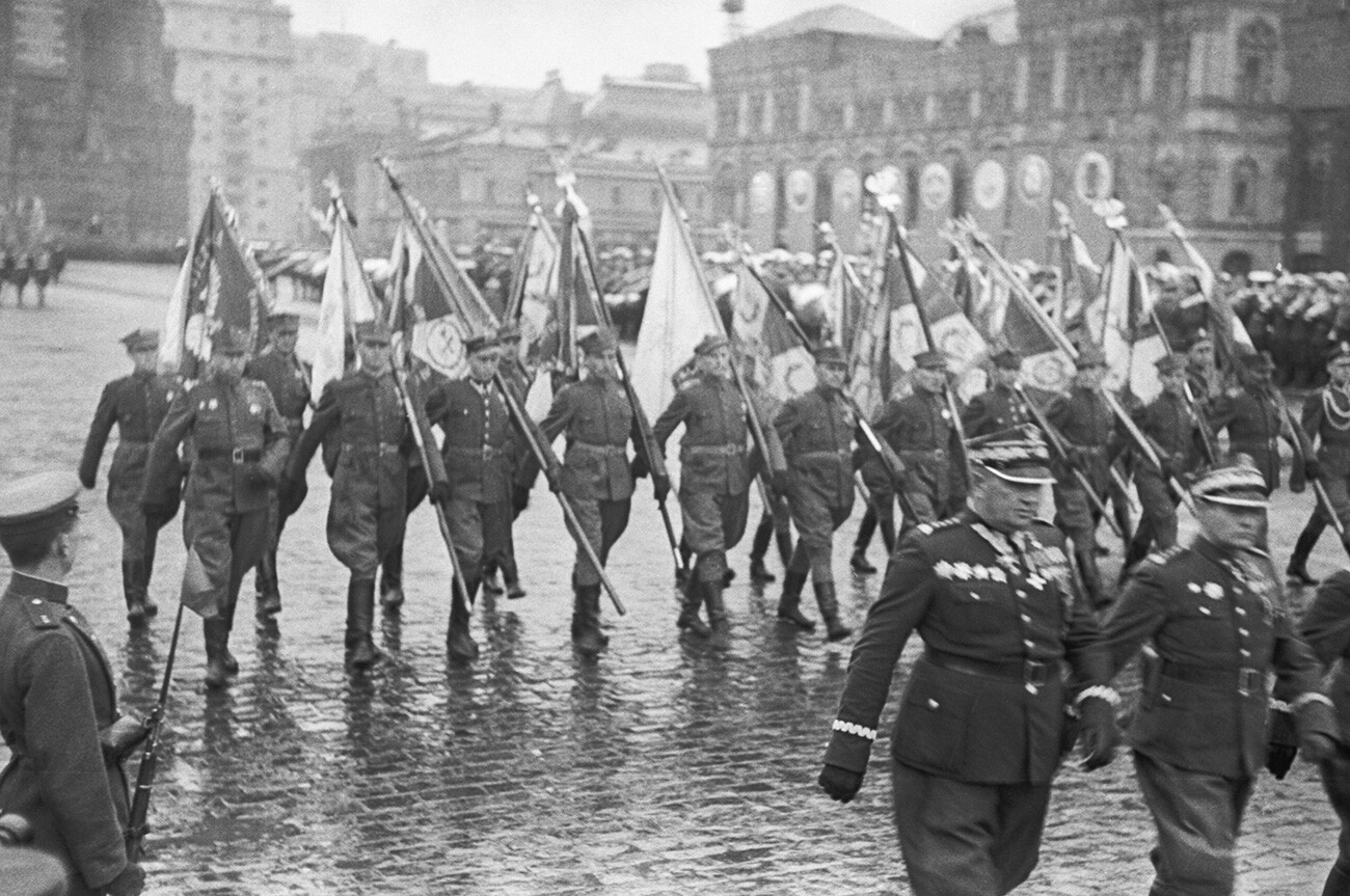 Soldados y oficiales del 1er Ejército Polaco durante el Desfile de la Victoria en la Plaza Roja.