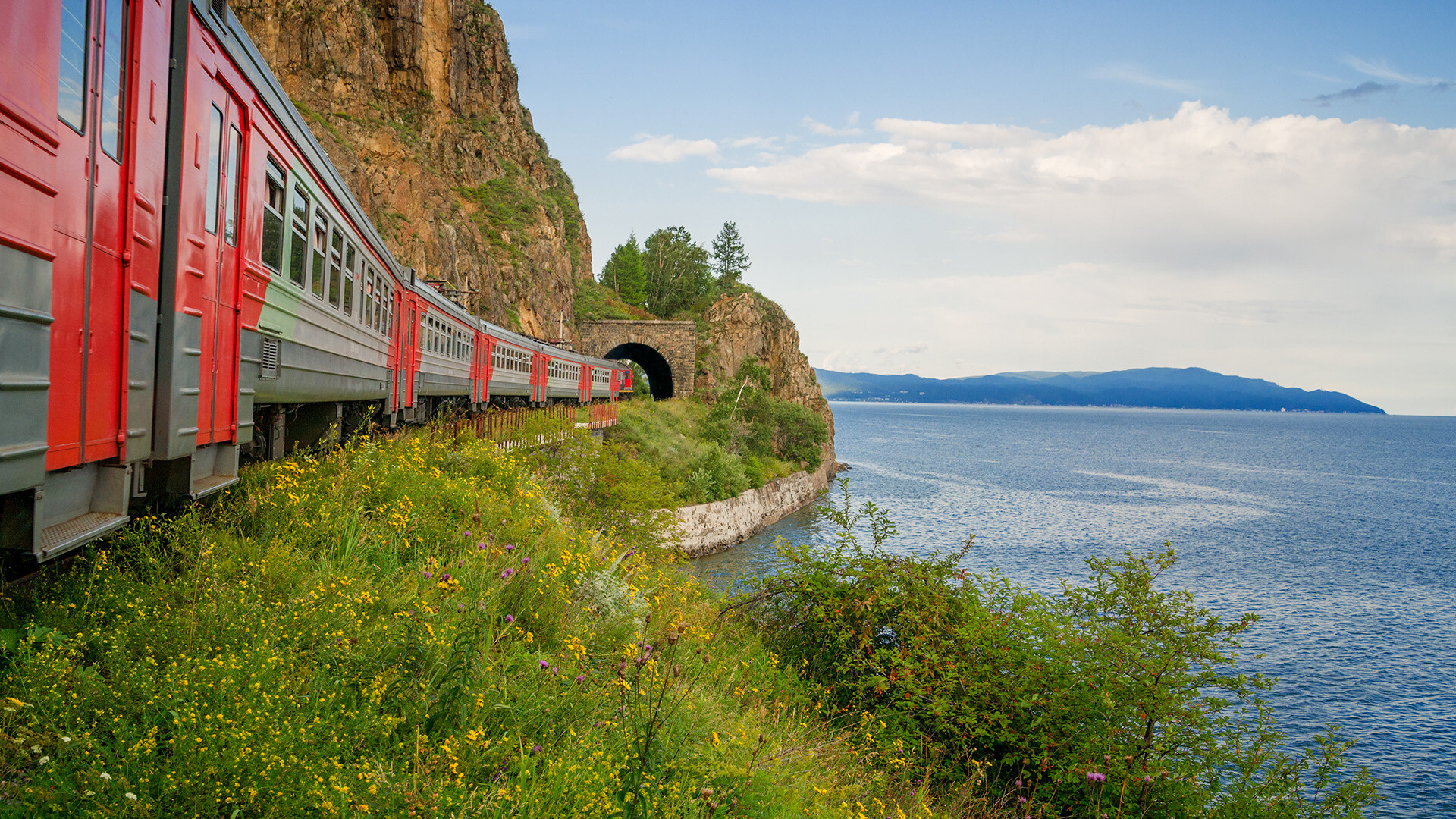 Trem entrando em túnel da Ferrovia Circum-Baikal.