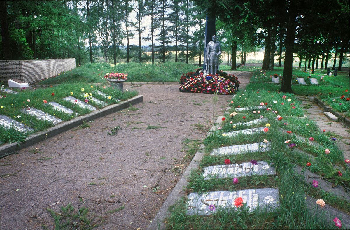 Great Fatherland War memorial & soldiers' graves. 19th-century wooden house, Rimsky-Korsakov Street. August 13, 2005