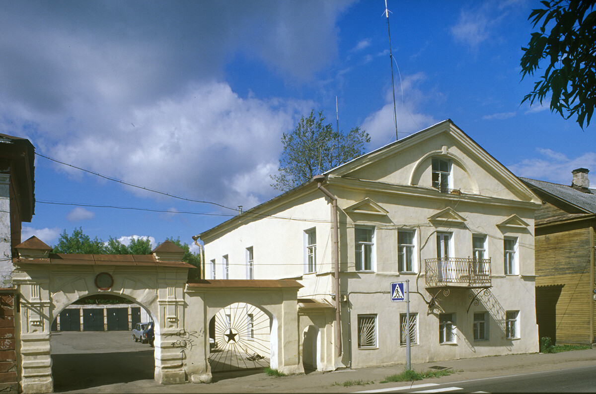 Early 19th-century house, Soviet Street 77. August 14, 2005